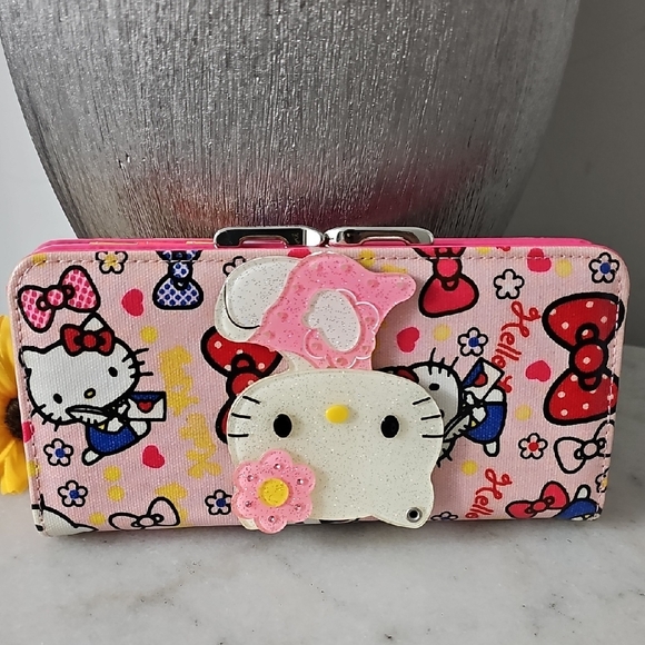 Hello Kitty Kisslock Wallet - Picture 2 of 8